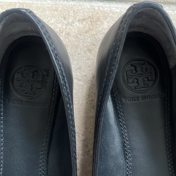 Tory Burch Black Leather Ballet Flats with large Golden Logo - Picture 11 of 12